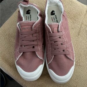 Sneakers, women’s size 9